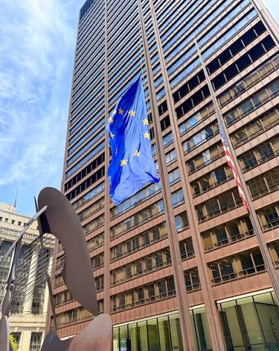 The Richard J. Daley Center courthouse in downtown Chicago seen from the plaza on a gray day.